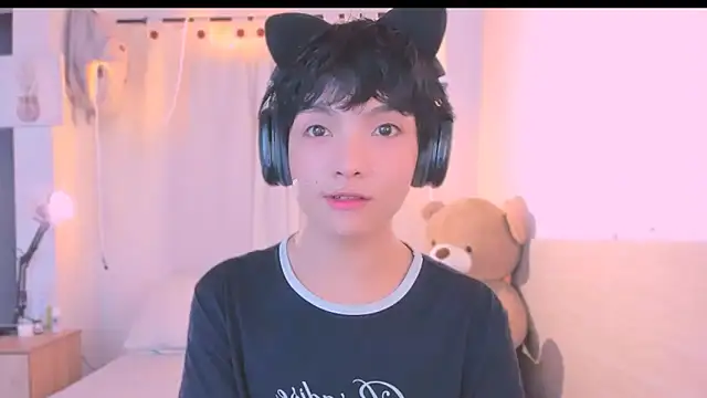 Snapshot of AllanYong18 chatting on 10.16.25 AllanYong18 online show from 10.16.25