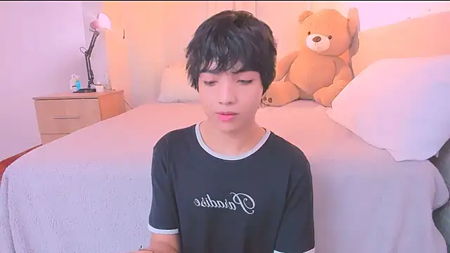 Snapshot of AllanYong18 chatting on 10.24.25 AllanYong18 online show from 10.24.25