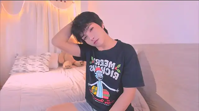 Snapshot of AllanYong18 chatting on 11.13.25 AllanYong18 online show from 11.13.25