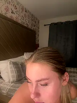 Snapshot of lucyRose_xoxox chatting on 11.09.25 lucyRose xoxox online show from 11.09.25