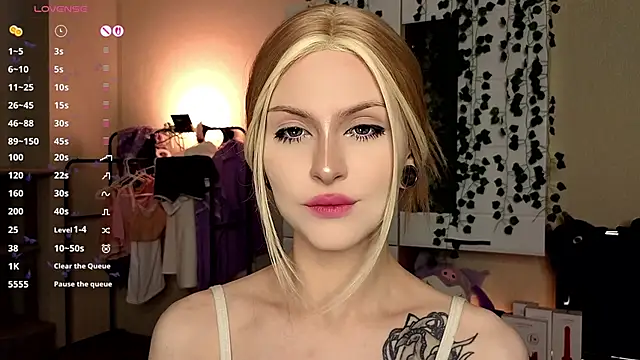 Snapshot of Emily__Mooree chatting on 11.03.25 Emily Mooree online show from 11.03.25