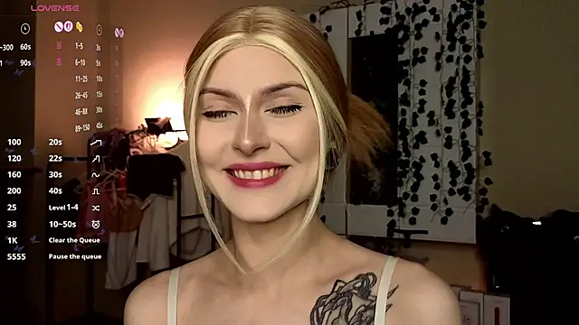 Snapshot of Emily__Mooree chatting on 11.05.25 Emily Mooree online show from 11.05.25