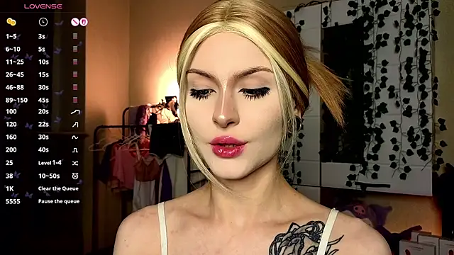 Snapshot of Emily__Mooree chatting on 11.11.25 Emily Mooree online show from 11.11.25