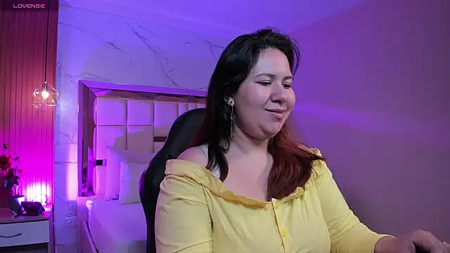 Snapshot of zoes_milee chatting on 05.19.26 zoes milee online show from 05.19.26
