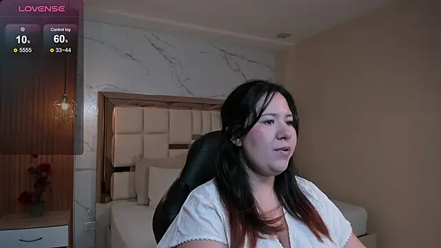 Snapshot of zoes_milee chatting on 06.04.26 zoes milee online show from 06.04.26