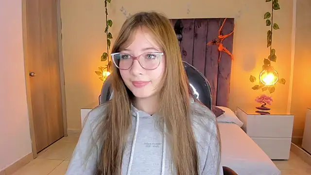 Dahlia Rousse online show from 10.15.25