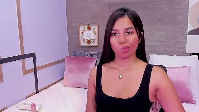 Snapshot of CharlotteGraay chatting on 02.13.25 CharlotteGraay online show from 02.13.25