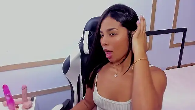 Snapshot of CharlotteGraay chatting on 02.25.25 CharlotteGraay online show from 02.25.25