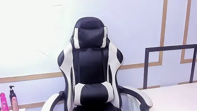 Snapshot of CharlotteGraay chatting on 03.04.25 CharlotteGraay online show from 03.04.25