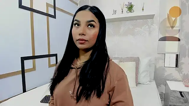 Snapshot of CharlotteGraay chatting on 10.08.25 CharlotteGraay online show from 10.08.25