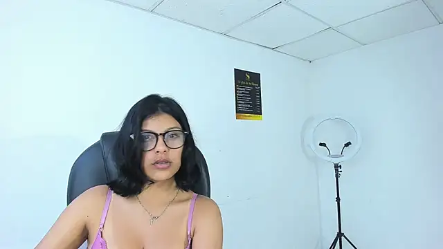 Salmaportman69 online show from 10.17.25