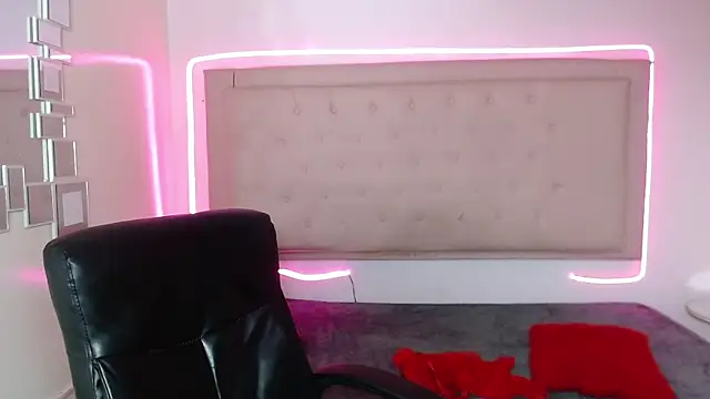 Snapshot of kathepickmanx chatting on 10.17.25 kathepickmanx online show from 10.17.25