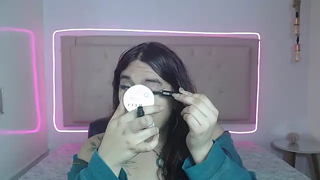 Snapshot of kathepickmanx chatting on 10.25.25 kathepickmanx online show from 10.25.25