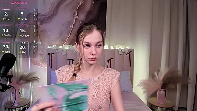 Molly Pink  online show from 02.28.25