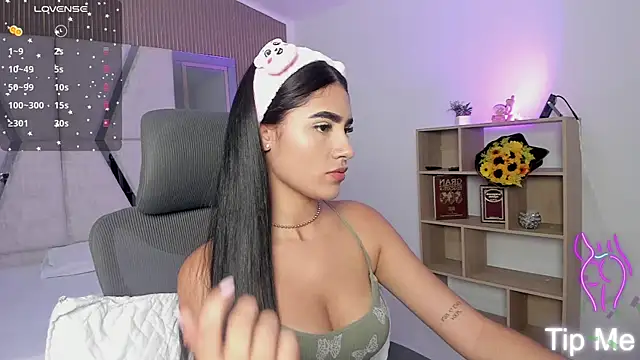 Snapshot of BellaaStorm chatting on 09.22.25 BellaaStorm online show from 09.22.25