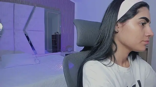 Snapshot of BellaaStorm chatting on 10.02.25 BellaaStorm online show from 10.02.25