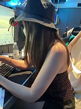 Snapshot of anan2025 chatting on 11.18.25 anan2025 online show from 11.18.25