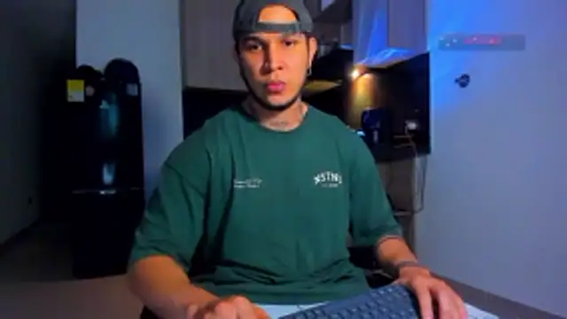 Snapshot of austinoficial chatting on 04.20.26 austinoficial online show from 04.20.26