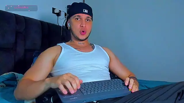 Snapshot of austinoficial chatting on 05.11.26 austinoficial online show from 05.11.26