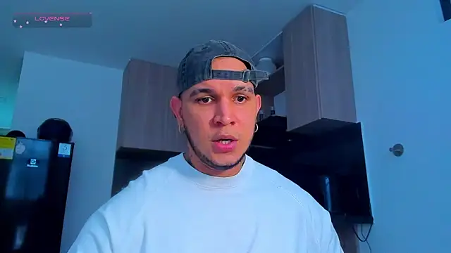 Snapshot of austinoficial chatting on 05.13.26 austinoficial online show from 05.13.26