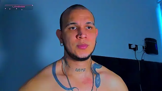 Snapshot of austinoficial chatting on 05.20.26 austinoficial online show from 05.20.26