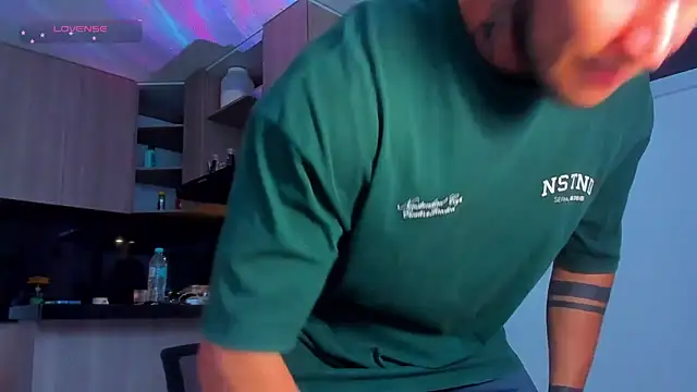 Snapshot of austinoficial chatting on 05.22.26 austinoficial online show from 05.22.26