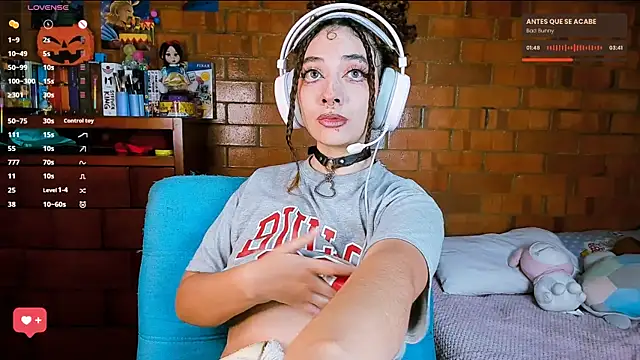 Annycolin  online show from 10.17.25