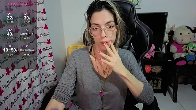 Snapshot of Princezzlove3 chatting on 10.01.25 Princezzlove3 online show from 10.01.25