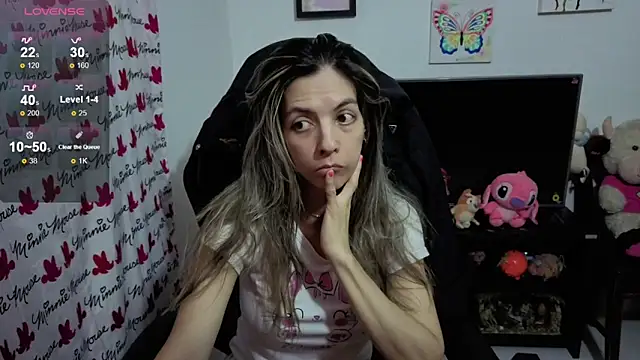 Snapshot of Princezzlove3 chatting on 10.04.25 Princezzlove3 online show from 10.04.25