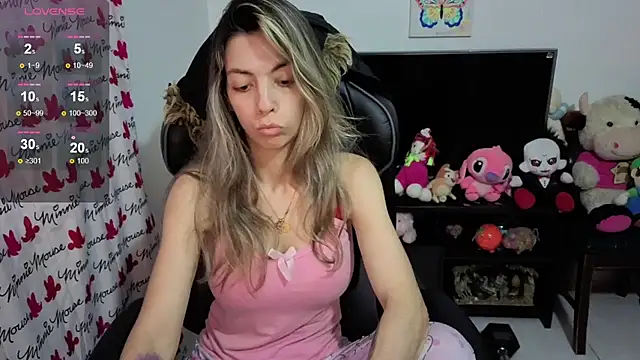 Snapshot of Princezzlove3 chatting on 10.05.25 Princezzlove3 online show from 10.05.25