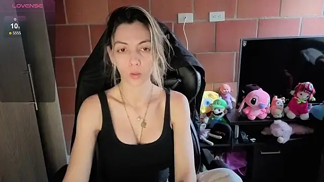 Snapshot of Princezzlove3 chatting on 10.11.25 Princezzlove3 online show from 10.11.25