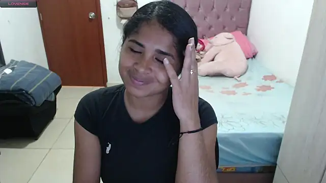 Snapshot of july-feria chatting on 10.27.25 july-feria online show from 10.27.25