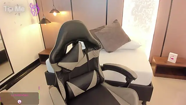 Snapshot of lilly_ass_ chatting on 10.08.25 lilly ass online show from 10.08.25