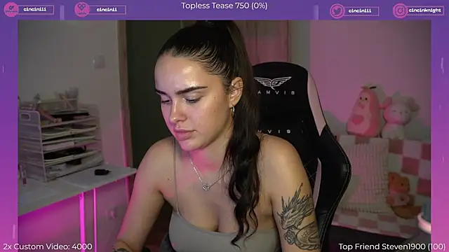 Snapshot of NaomiiMoon chatting on 10.01.25 NaomiiMoon online show from 10.01.25