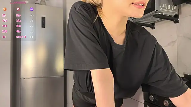 Snapshot of dontouchmyass chatting on 11.15.25 dontouchmyass online show from 11.15.25