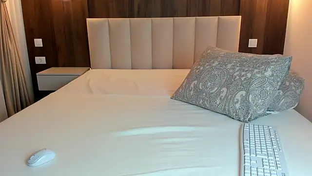 Snapshot of Saradiamond1 chatting on 12.17.25 Saradiamond1 online show from 12.17.25