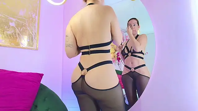 Snapshot of scarlette69 chatting on 10.14.25 scarlette69 online show from 10.14.25