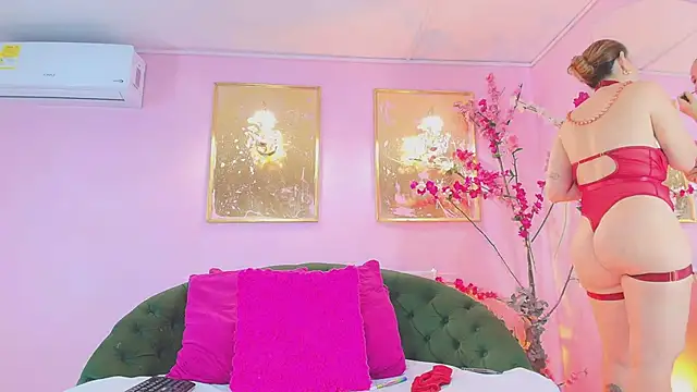 Snapshot of scarlette69 chatting on 02.15.26 scarlette69 online show from 02.15.26