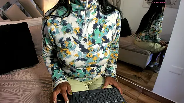 Snapshot of raquell_moore chatting on 10.11.25 raquell moore online show from 10.11.25