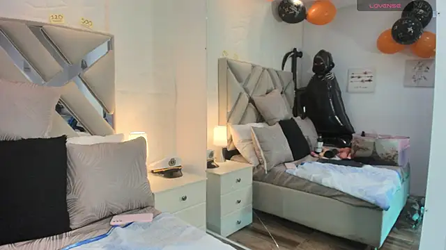 Snapshot of raquell_moore chatting on 10.15.25 raquell moore online show from 10.15.25