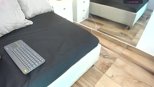 Snapshot of raquell_moore chatting on 10.24.25 raquell moore online show from 10.24.25