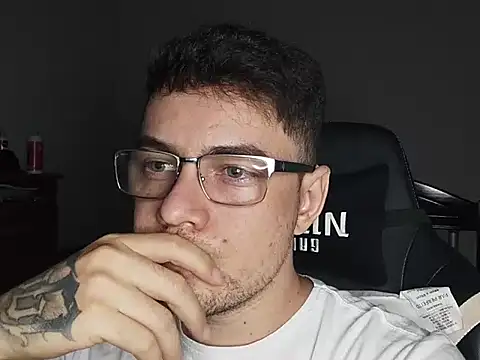 Snapshot of Dyllan__ chatting on 10.29.25 Dyllan online show from 10.29.25