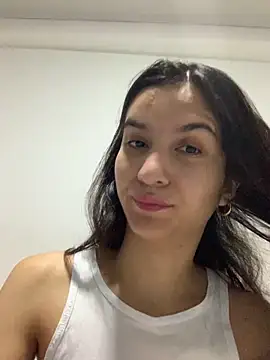 Snapshot of Bella_still chatting on 11.07.25 Bella still online show from 11.07.25