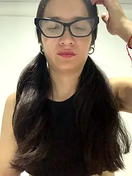 Snapshot of Bella_still chatting on 11.11.25 Bella still online show from 11.11.25