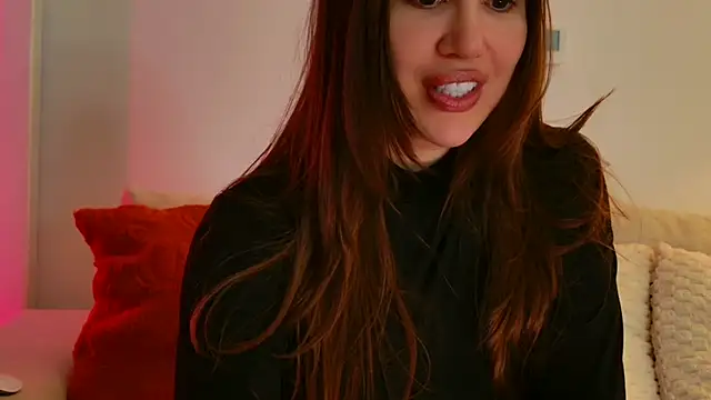 Snapshot of GoddessRoxana chatting on 12.18.25 GoddessRoxana online show from 12.18.25