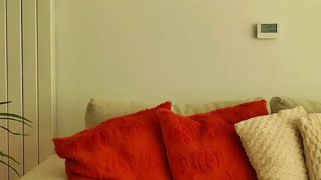 Snapshot of GoddessRoxana chatting on 12.19.25 GoddessRoxana online show from 12.19.25