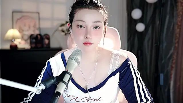 Snapshot of Dou-Dou-er chatting on 09.24.25 Dou-Dou-er online show from 09.24.25