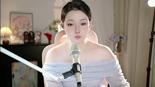 Snapshot of Dou-Dou-er chatting on 09.28.25 Dou-Dou-er online show from 09.28.25