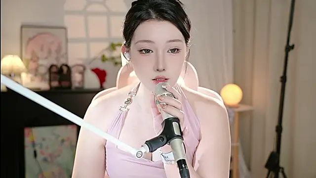 Snapshot of Dou-Dou-er chatting on 09.29.25 Dou-Dou-er online show from 09.29.25