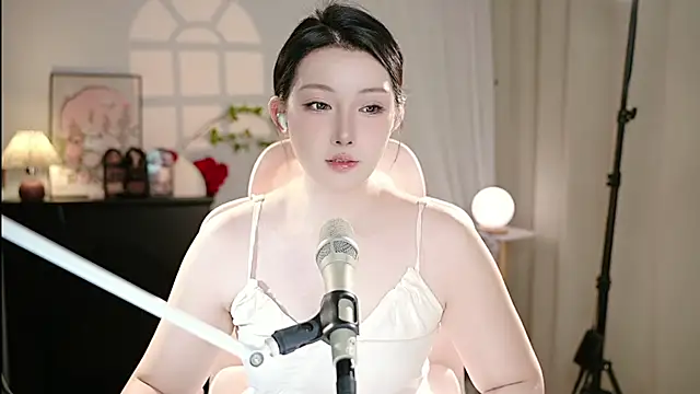 Snapshot of Dou-Dou-er chatting on 09.30.25 Dou-Dou-er online show from 09.30.25